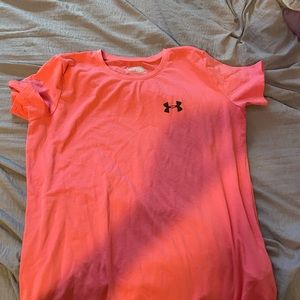 Under Armor shirt! Fits SMALL even if XS🛍🛍